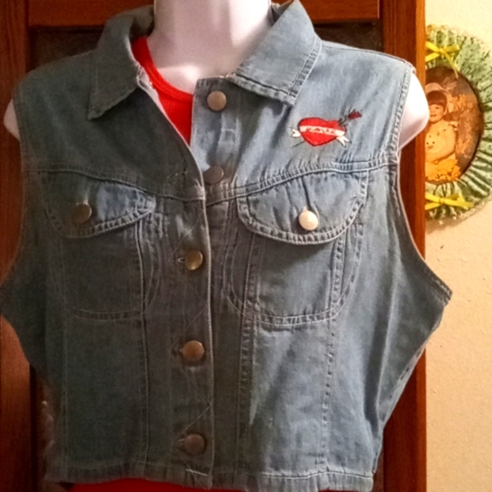 💓NWOT, Cute, Vintage 80's, Denim Vest with Heart 💙 & Rose🌹 Detail❤️💙⚘️🌹